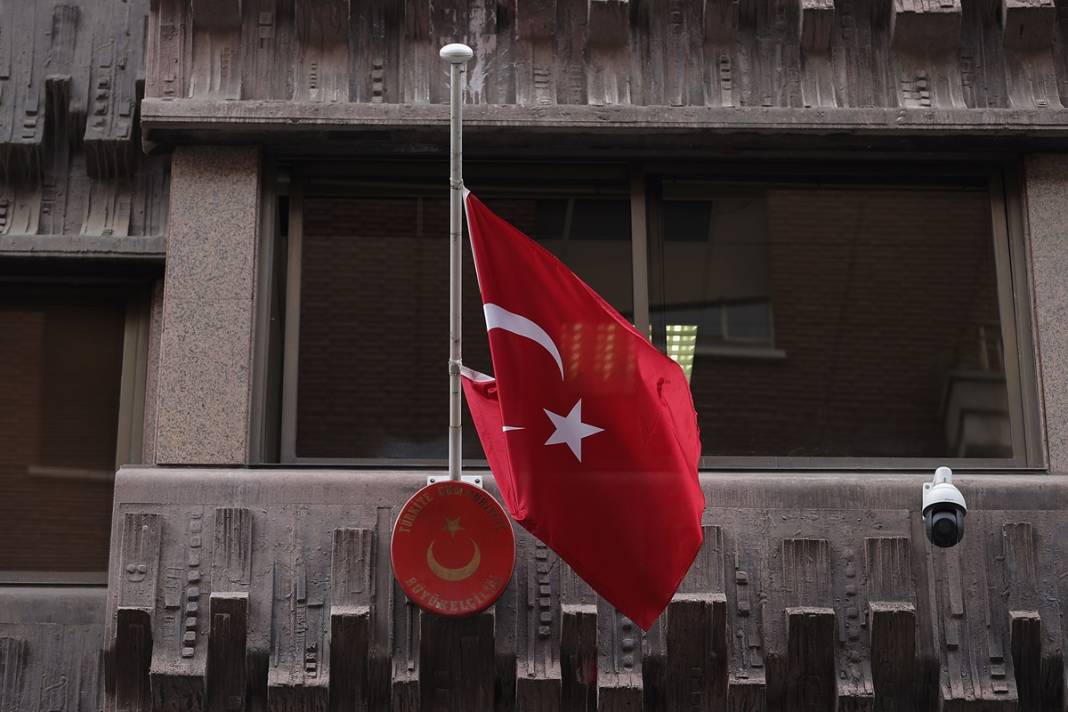 TBMM'deki bütün bayraklar yarıya indirilirken o bayrağa dokunulmadı! Bakın neden... 28